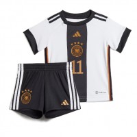 Tyskland Mario Gotze #11 Replika babykläder Hemmaställ Barn VM 2022 Kortärmad (+ korta byxor)